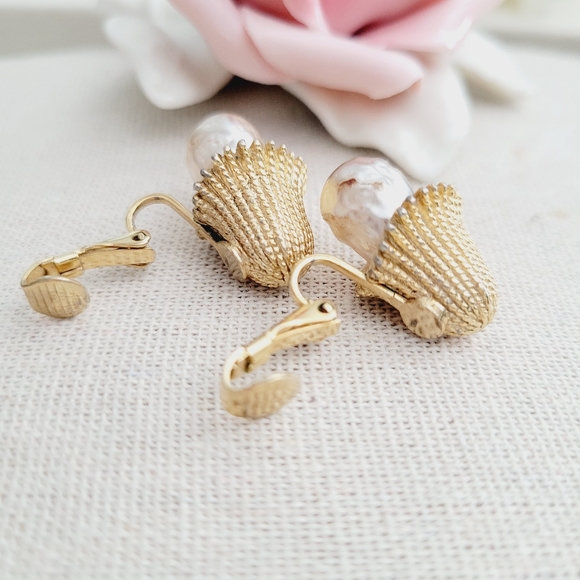 VINTAGE Sarah Coventry faux baroque pearl clip on earrings - Picture 3 of 6